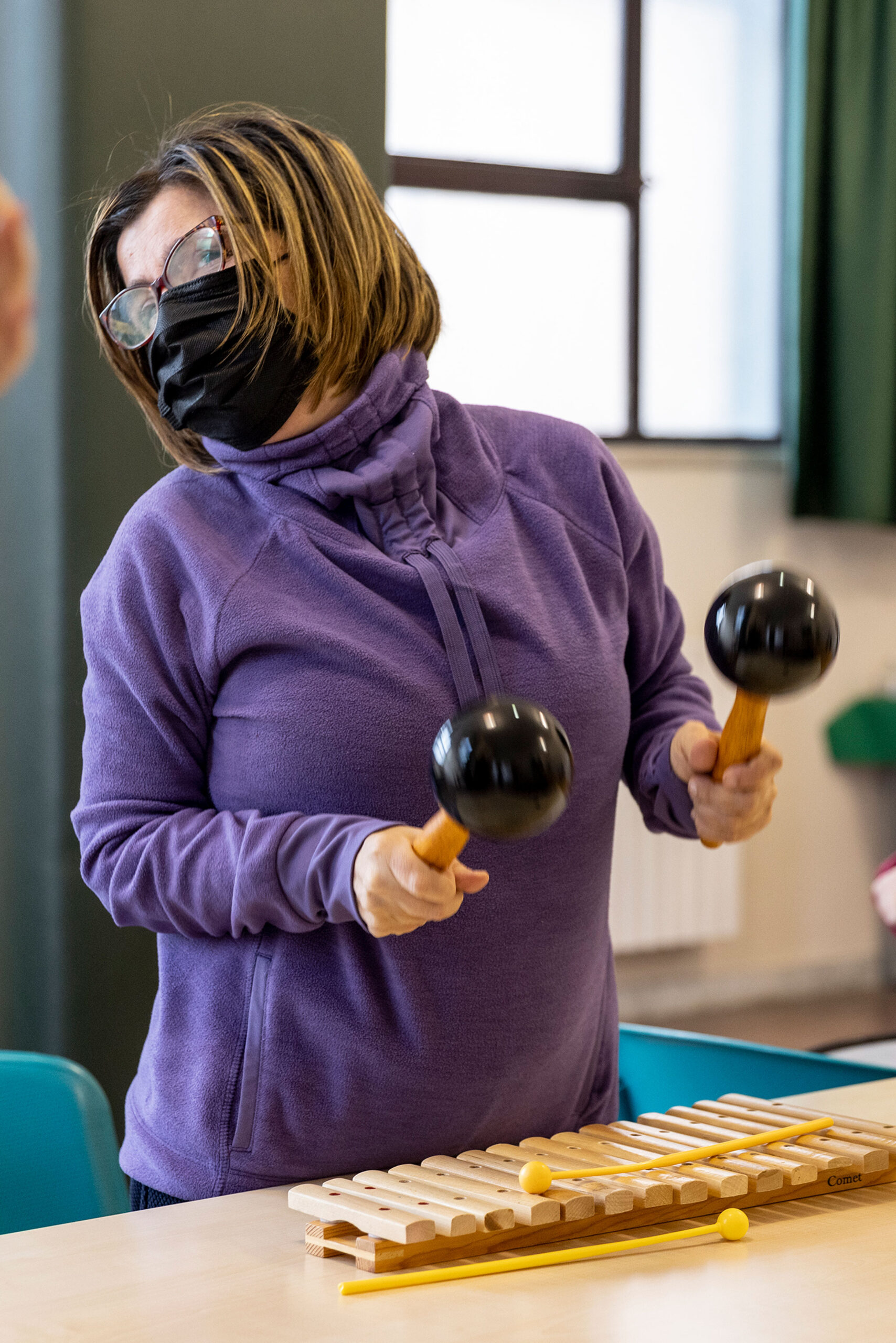 Un nostro utente mentre suona uno degli strumenti musicali durante le attività di musico - terapia