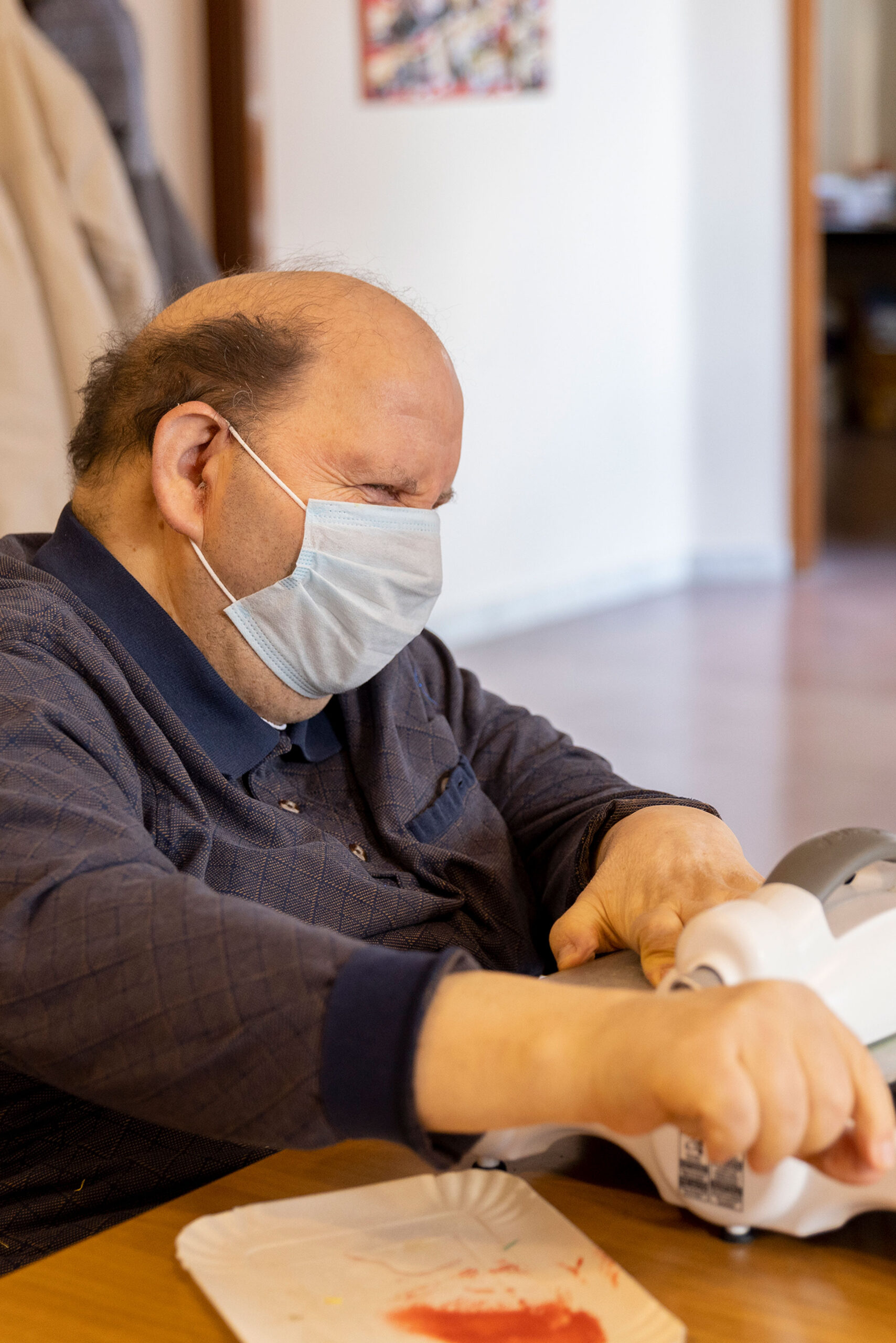 Uno dei nostri utenti mentre svolge le attività di laboratorio pratico - manuali